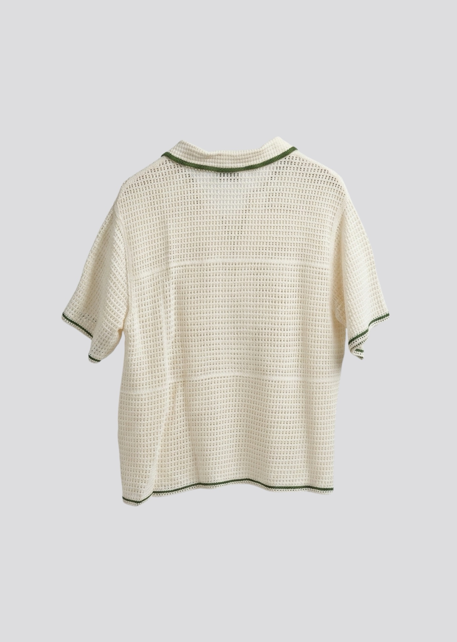 Chemise crochet blanc cassé avec détails verts au design élégant et raffiné – Image 3