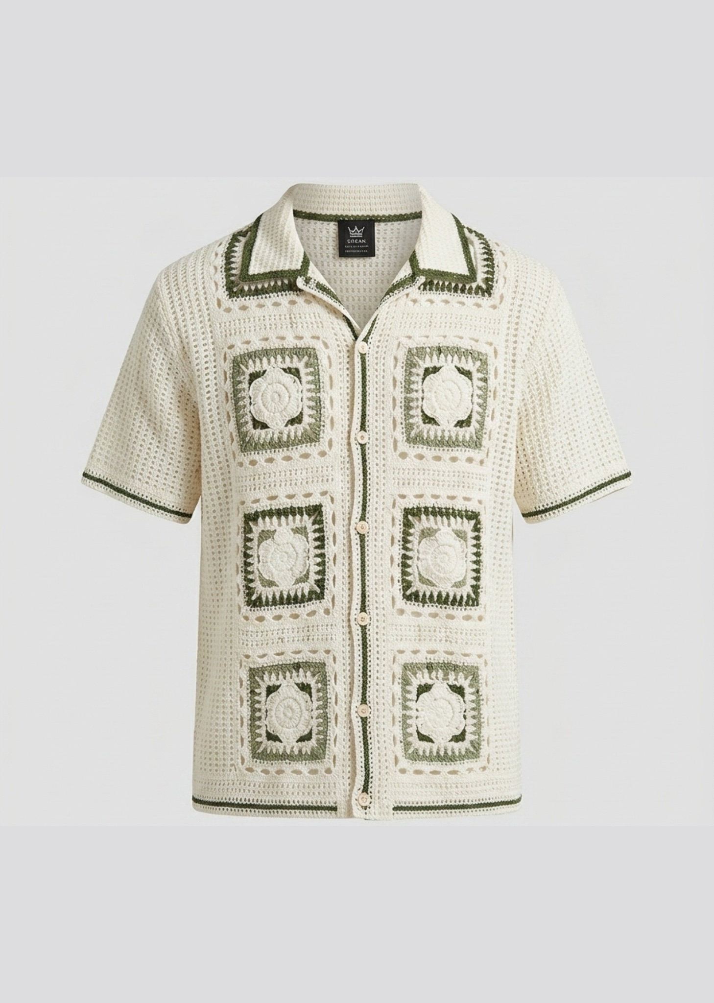 Chemise crochet blanc cassé avec détails verts au design élégant et raffiné